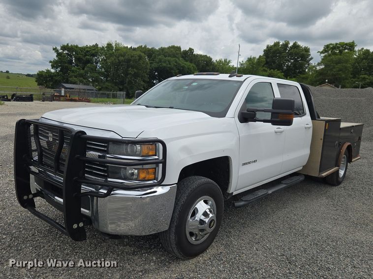 2015 Chevrolet Silverado 3500HD Crew Cab flatbed pickup truck - ET5034