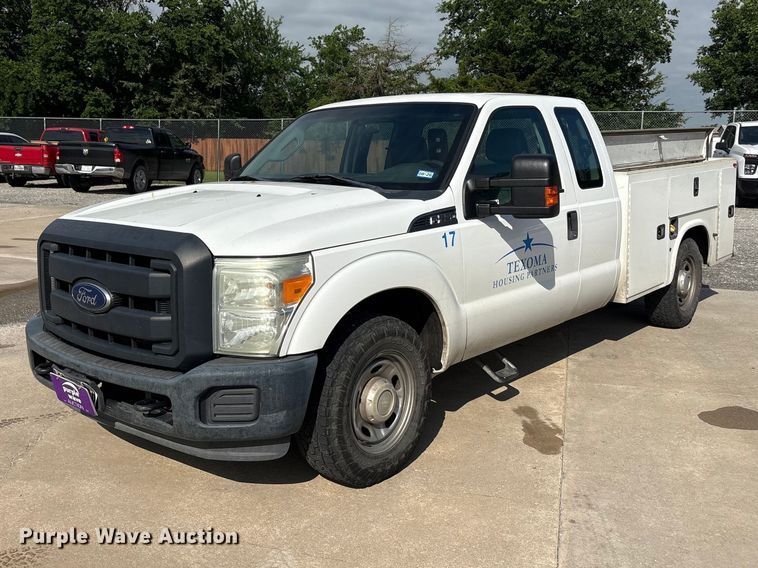 2015 Ford F250 Super Duty Ext. Cab flatbed pickup truck - EU5567