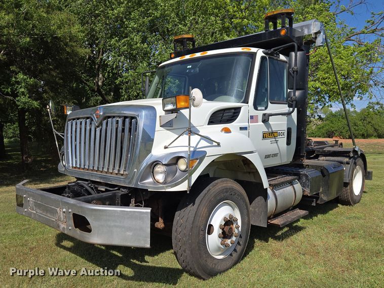 2012 International 7400 hook lift truck - EW0121