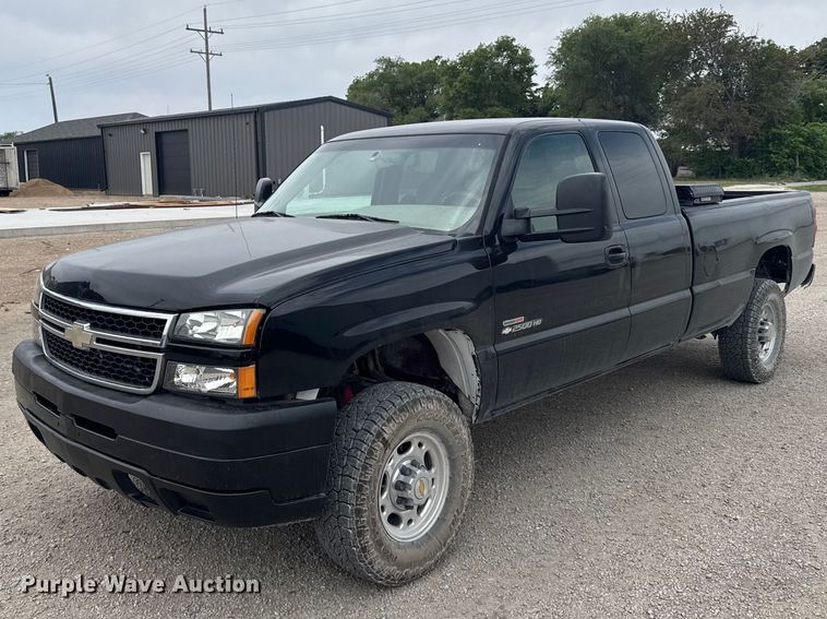 2005 GMC Sierra Ext. Cab pickup truck - FB7409
