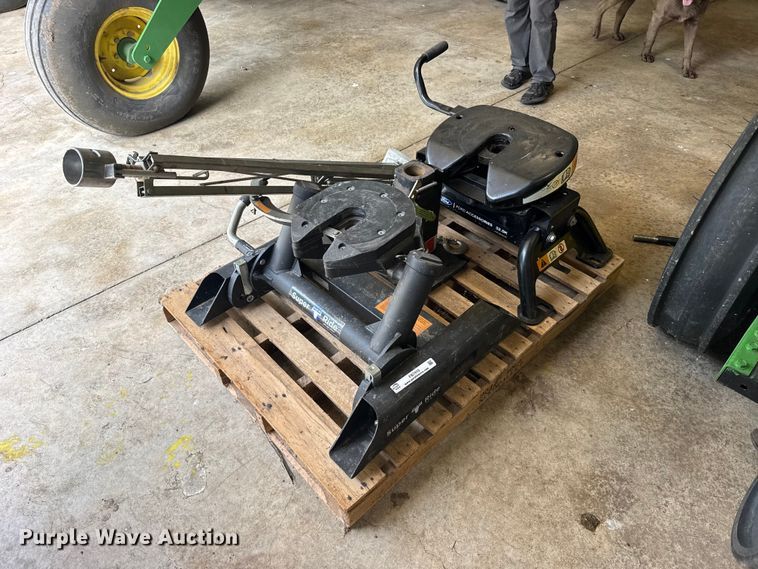 (2) fifth wheel hitches - FB7415