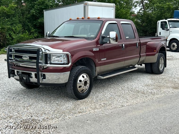 2006 Ford F350 Lariat Super Duty Crew Cab pickup truck - FC2681