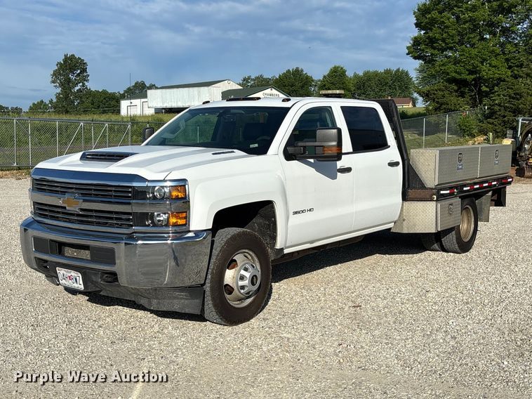 2018 Chevrolet Silverado 3500 HD Crew Cab flatbed pickup truck - FC5836