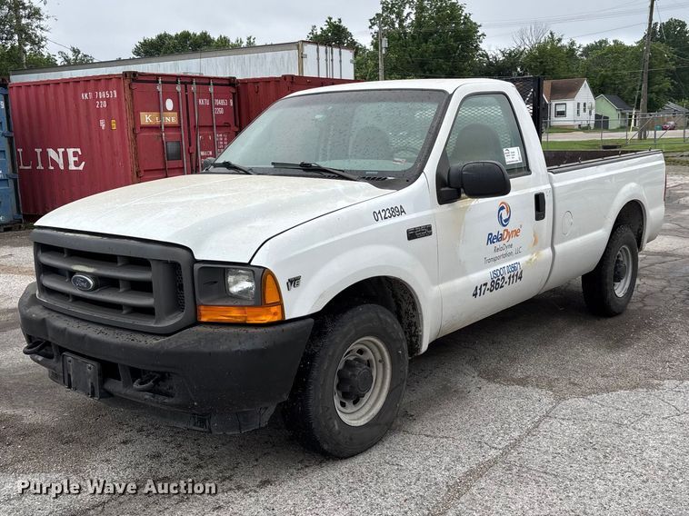 2001 Ford F250 Super Duty XL pickup truck - FG0385