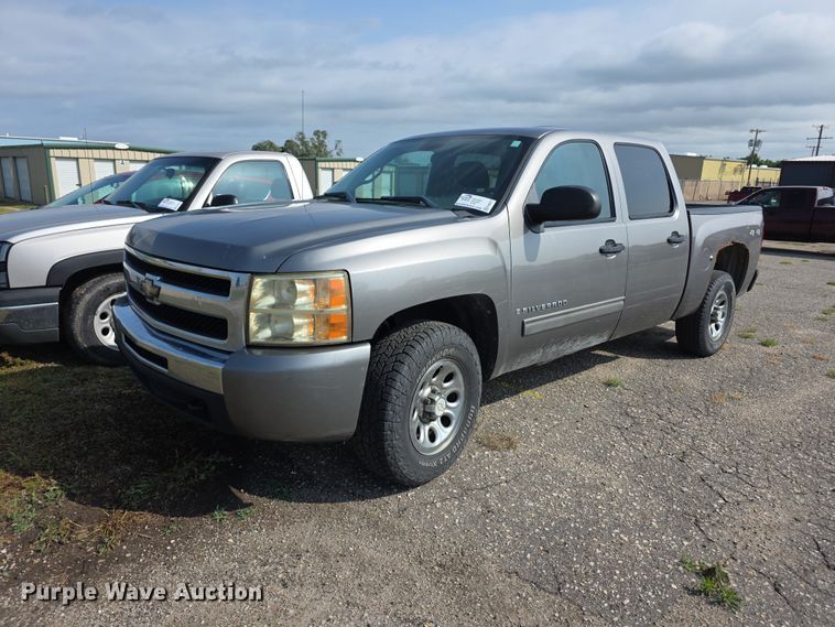 2009 Chevrolet Silverado 1500 Crew Cab pickup truck - FH6077