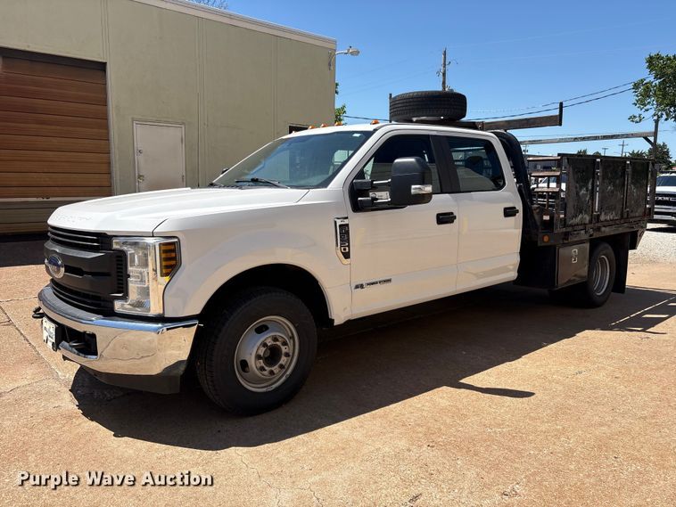 2019 Ford F350 Super Duty Crew Cab flatbed pickup truck - FI0178