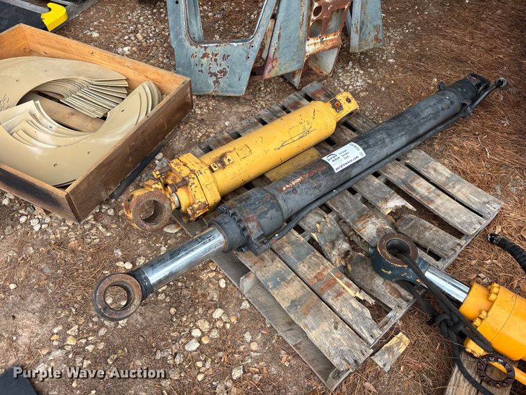 (2) Caterpillar hydraulic cylinders - DU6283
