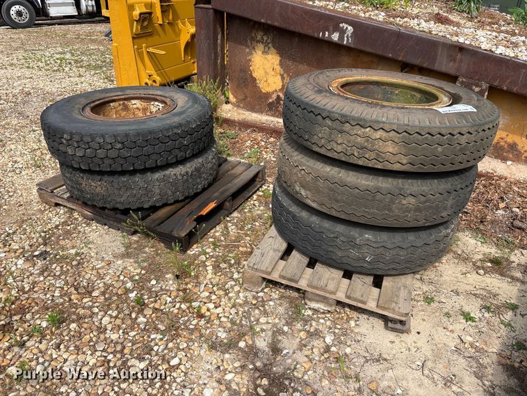 (5) 10.00-20 tires and wheels - DU6290