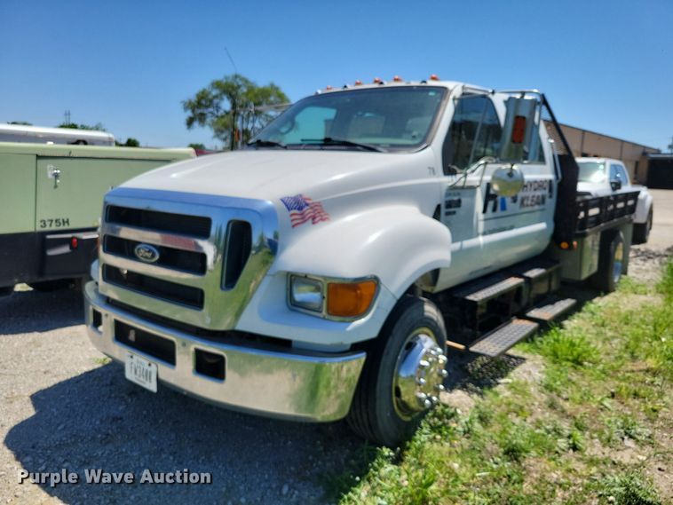 2004 Ford F650 flatbed truck - DZ7125