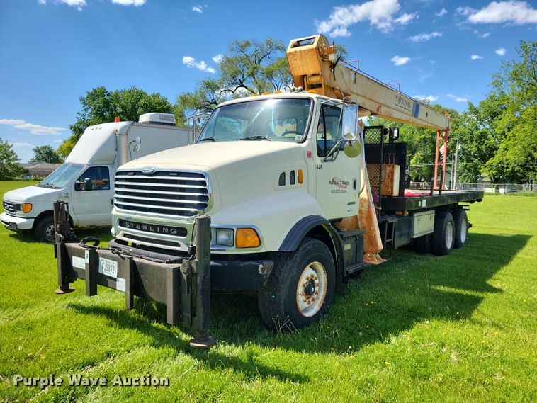 2002 Sterling Truck L9500 Series crane truck - DZ7131