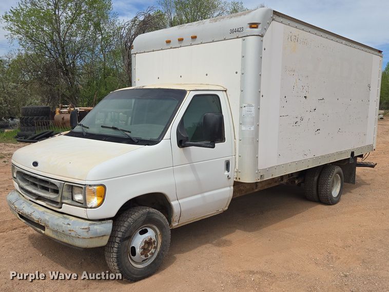 2000 Ford E350 box truck - EB1446