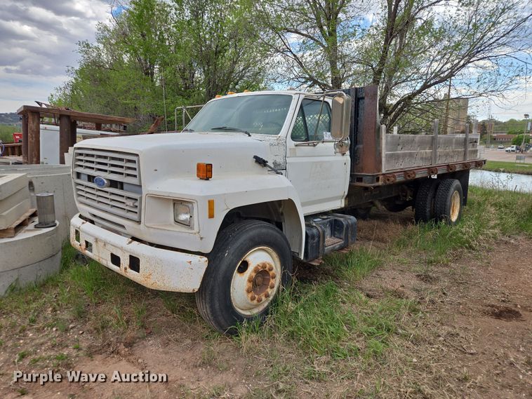 1992 Ford F700 dump flatbed truck - EB1460