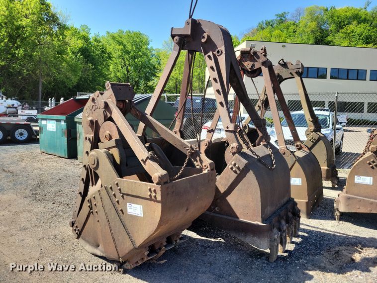 (2) clamshell buckets - EE1032