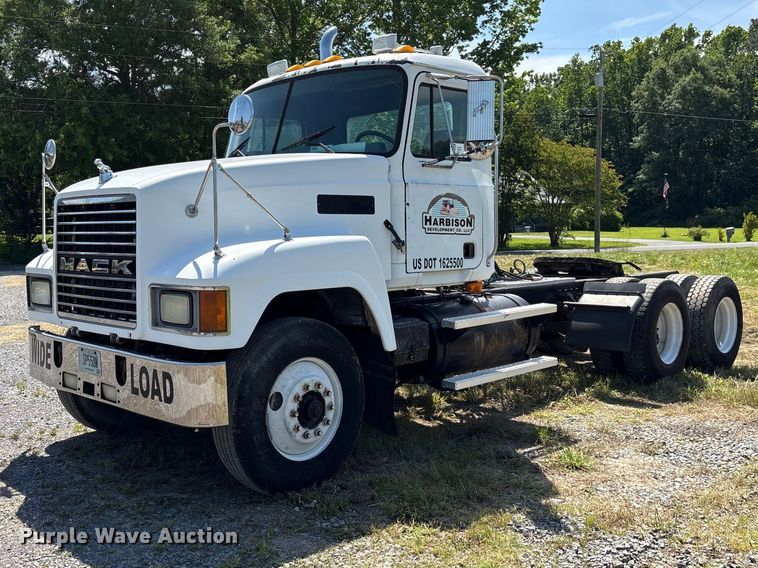 2000 Mack CH semi truck - EF1171