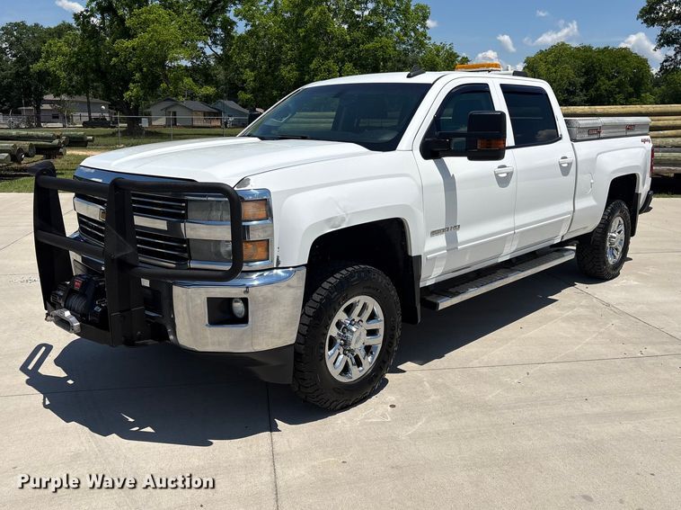 2015 Chevrolet Silverado 2500HD Crew Cab pickup truck - EF1214