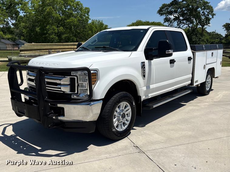 2018 Ford F350 Super Duty Crew Cab utility bed pickup truck - EF1215