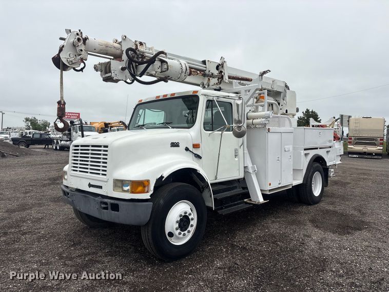 1999 International 4900 crane truck - EG9106