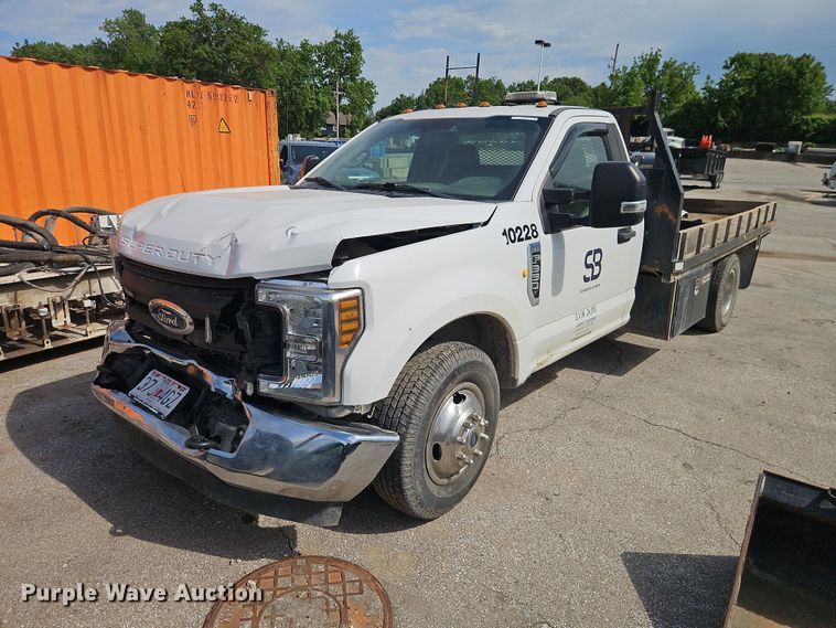 2018 Ford F350 Super Duty flatbed pickup truck - EO7353