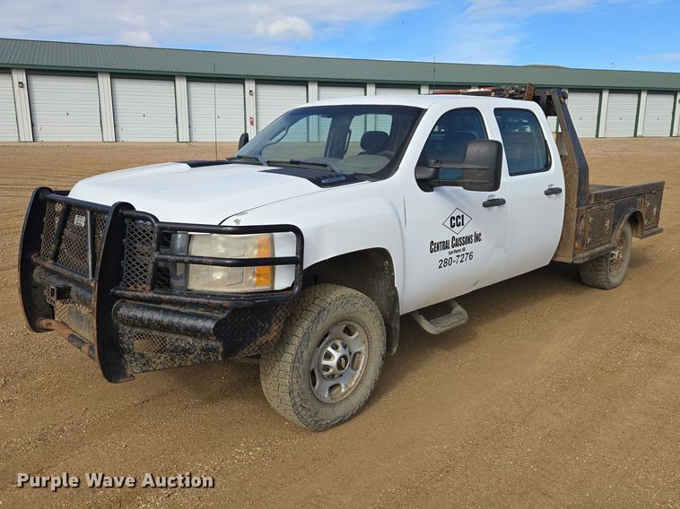 2011 Chevrolet Silverado 2500HD Crew Cab flatbed pickup truck - ER1520