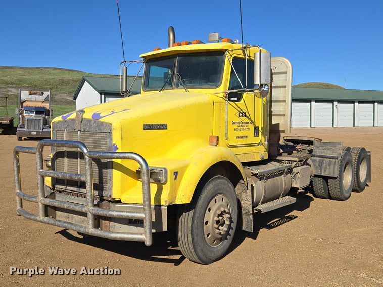 2000 Kenworth T800 semi truck - ER1531