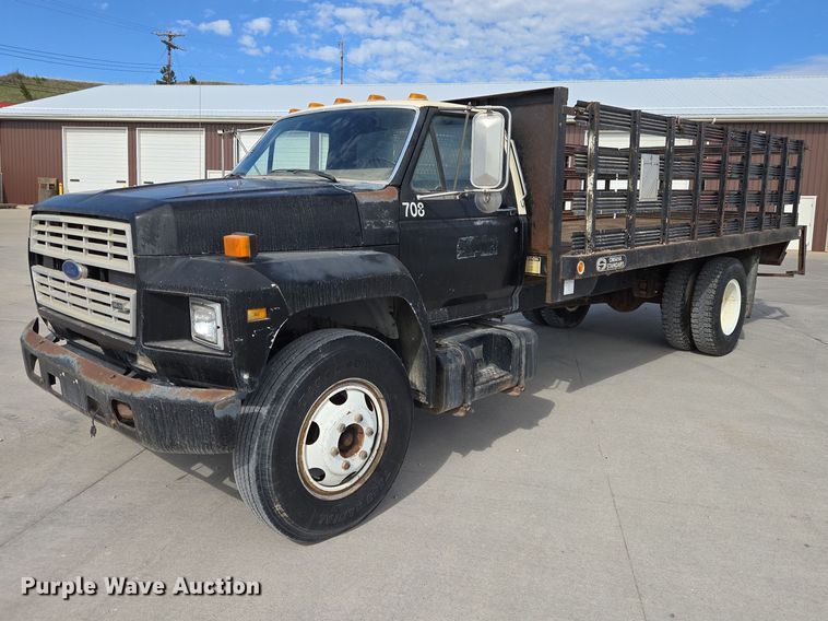 1989 Ford F600 flatbed truck - ER1567