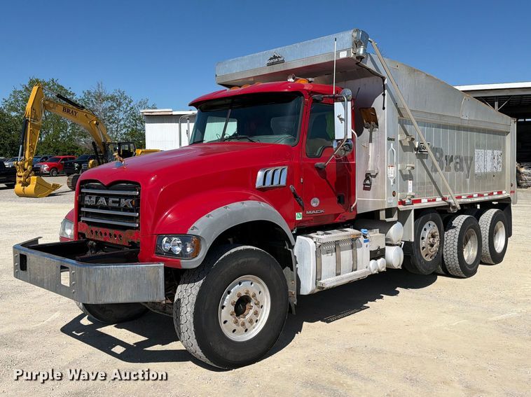2018 Mack GU713 dump truck - FC3082