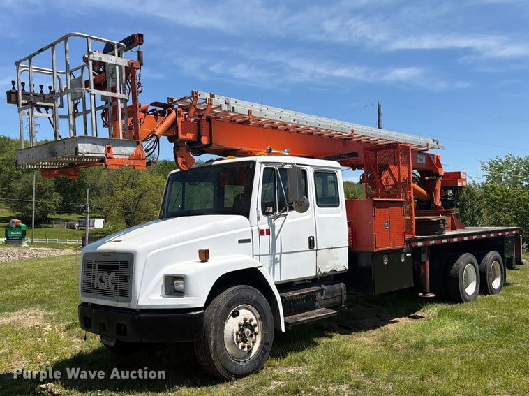 2000 Freightliner FL70 bucket truck - FC3094