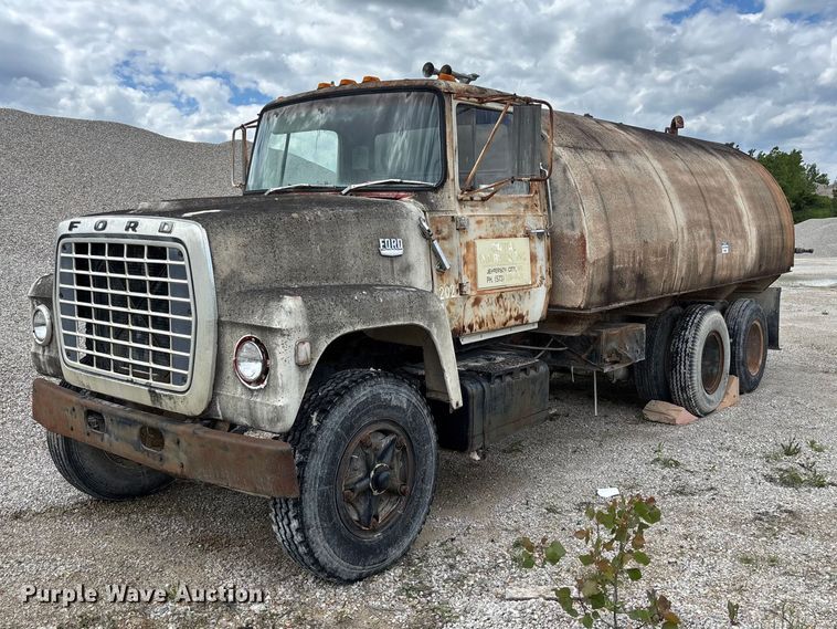 1973 Ford 8000 water truck - FC5696