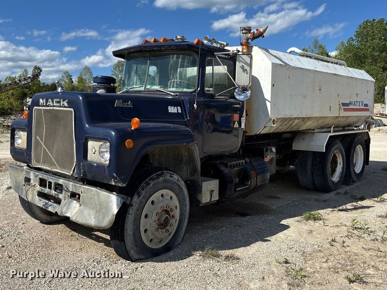 1981 Mack R686ST water truck - FC5697