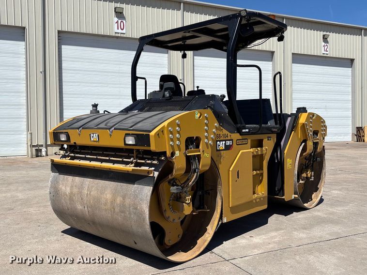 2019 Caterpillar CB13 double drum vibratory roller - FC5745