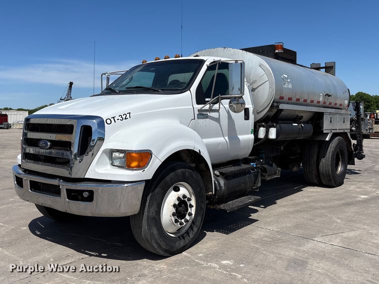 2013 Ford F750 oil distributor truck - FC5754