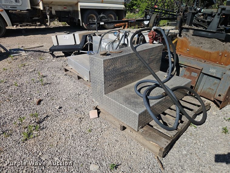(2) fuel tanks - FN5679