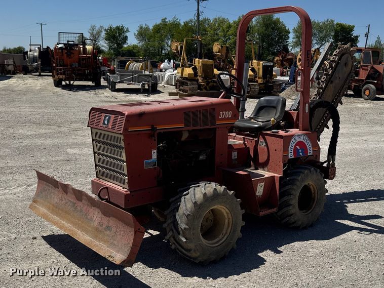 2000 Ditch Witch 3700 trencher - OE9566