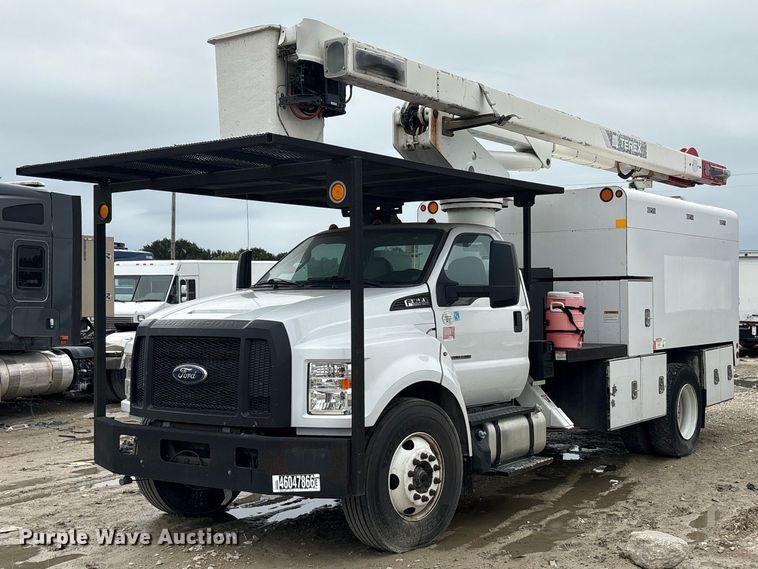 2017 Ford F750  forestry bucket truck - YA2808