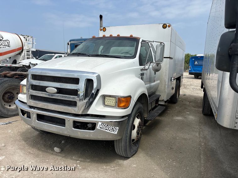 2009 Ford F750 Super Duty chipper truck - YA2812