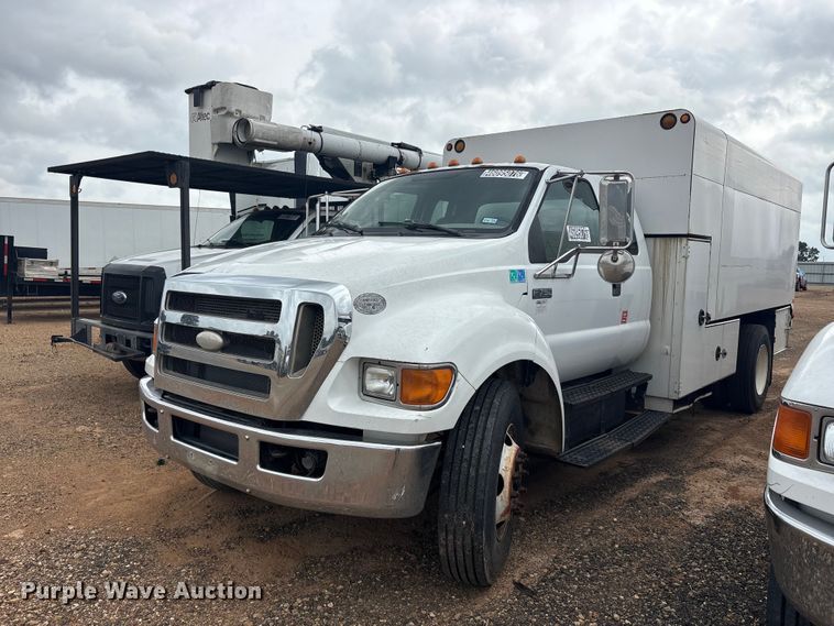 2009 Ford F750 Super Duty chipper truck - YA2842