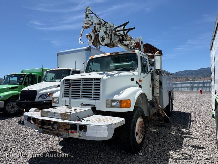 1995 International 4800 digger derrick truck - YA3071