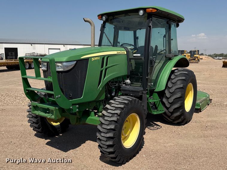 2014 John Deere 5085E MFWD tractor - EW4622
