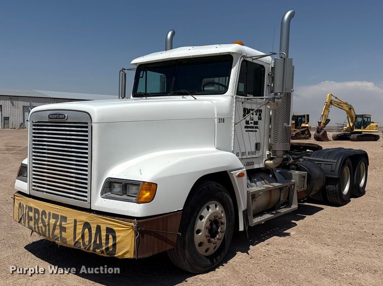 2001 Freightliner FLD semi truck - GP9701