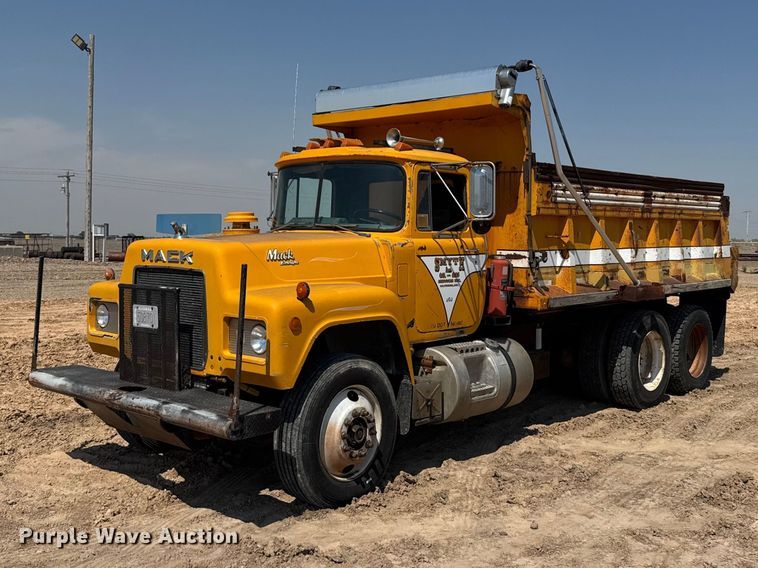 1986 Mack R688ST dump truck - GP9704