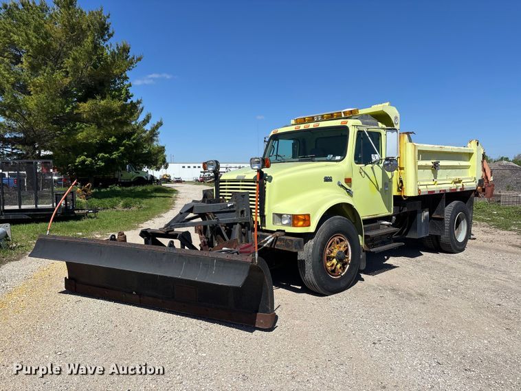 2000 International 4900 dump truck - DV4340