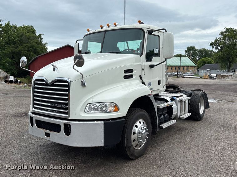 2017 Mack CXU612 semi truck - DV4384