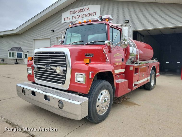 1991 Ford L8000 tanker fire truck - DZ7147