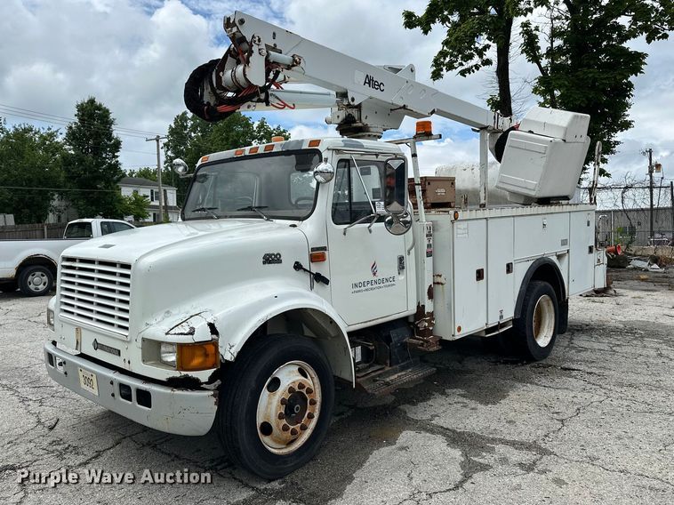 2001 International 4700 bucket truck - EA4935