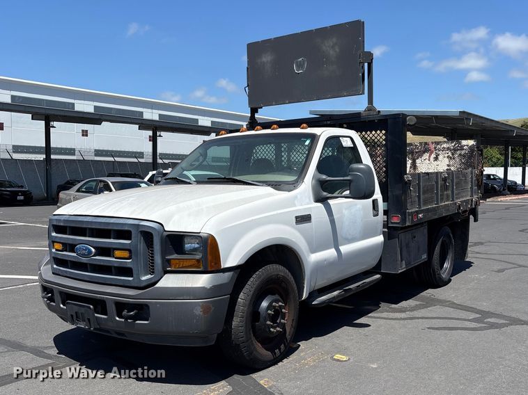 2006 Ford F350 Super Duty flatbed pickup truck - EC8343