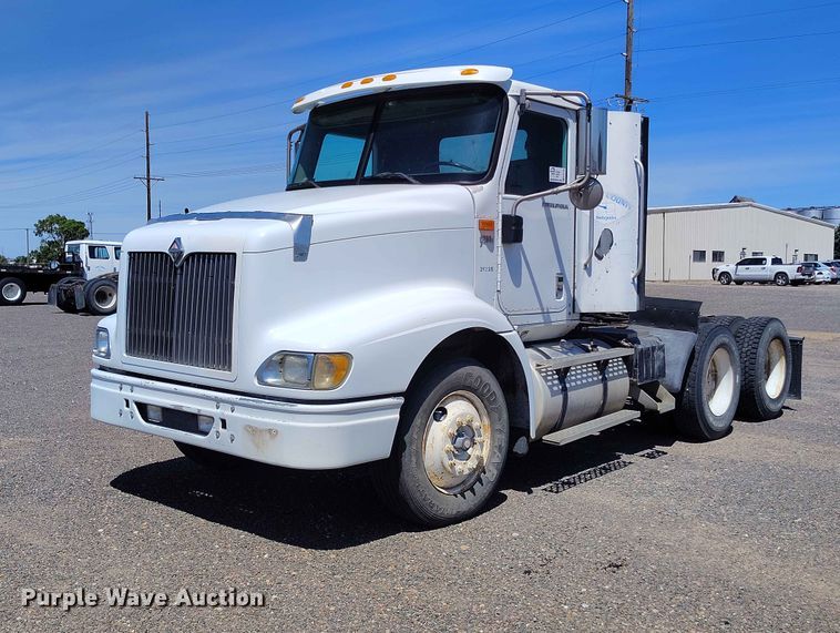 2002 International 9200i semi truck - ED0126