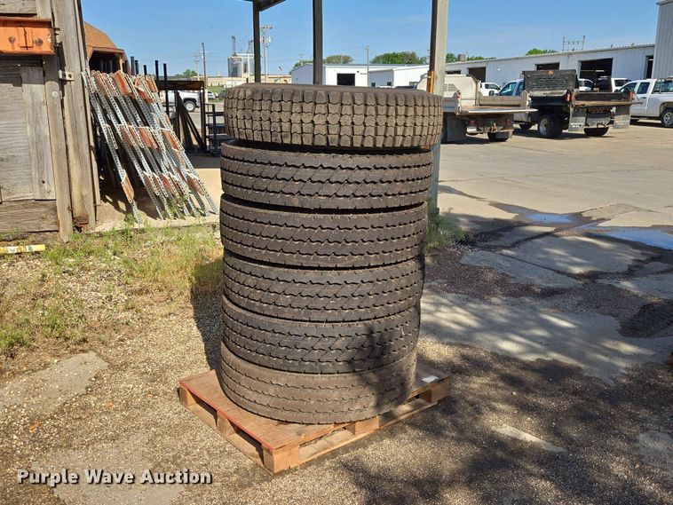 (6) 12R22.5 tires - ER1657