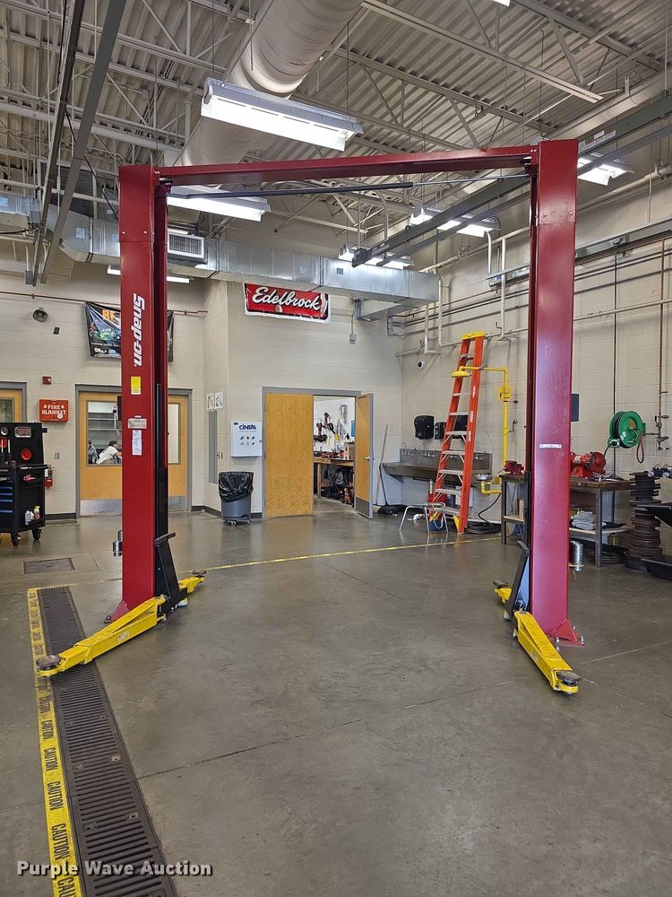 Snap-on Versymmetric CL10V3 two post automotive lift - EV2211