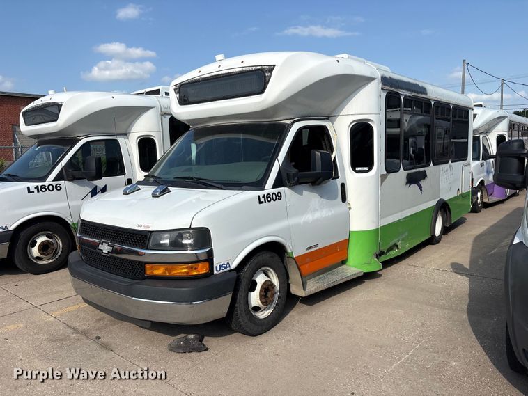 2016 Chevrolet Express shuttle bus - EV2990