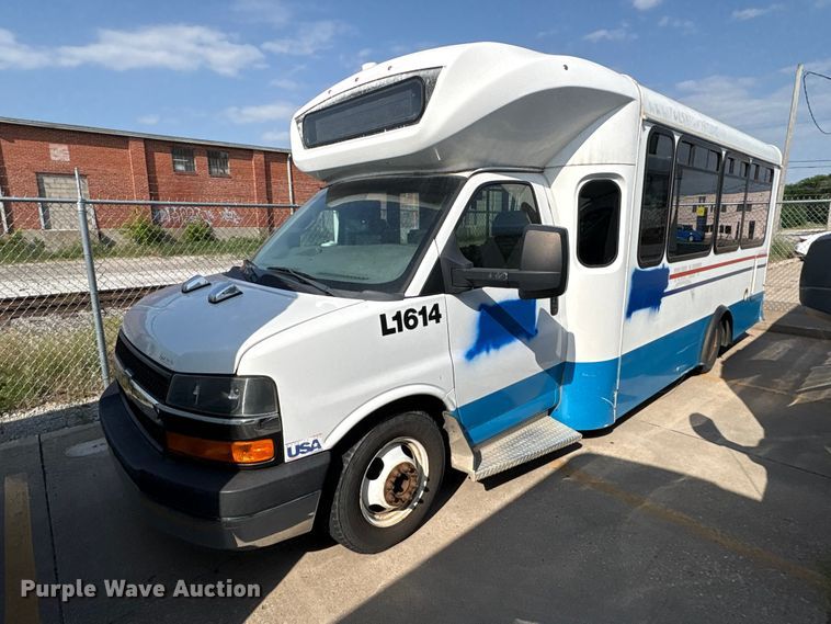 2016 Chevrolet Express shuttle bus - EV2991